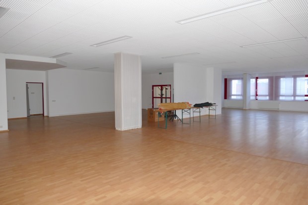 Bahnhof gegen�ber dem Gesch�ftshaus in Prestice Pilsen