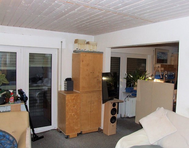 Wohnzimmer mit Balkonaustritt der Wohnung