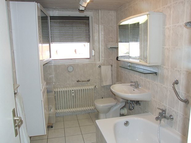 Bad der Wohnung mit Wanne und Fenster